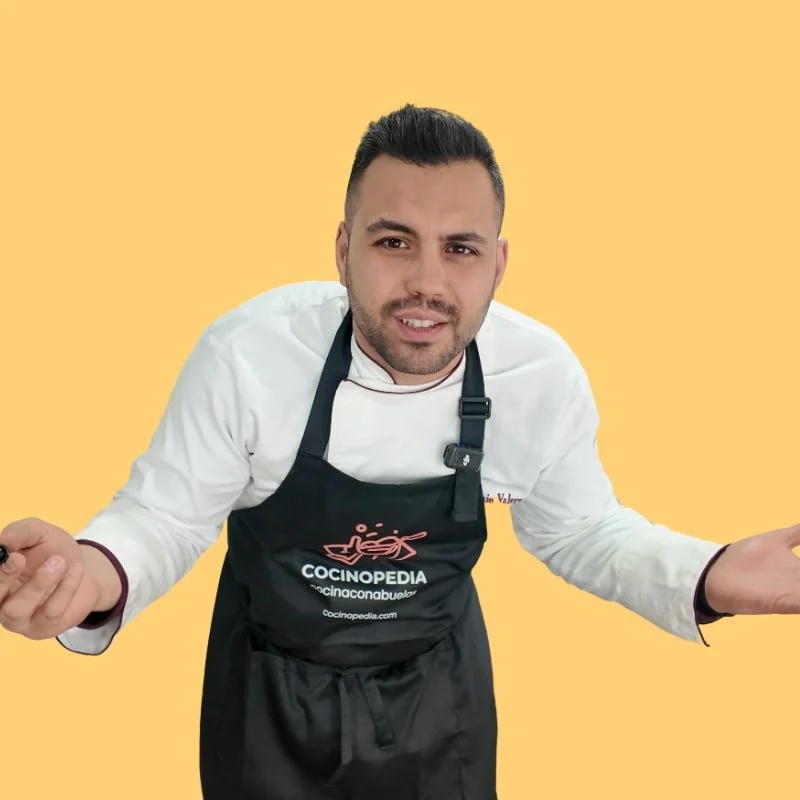 Antonio Valero vestido de chef con el delantal de Cocinopedia